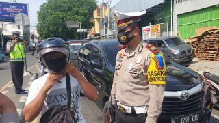 Polres Cirebon Kota Membagikan Helm Kepada Pengguna Jalan