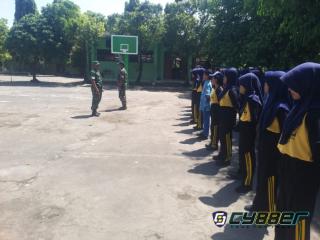 Babinsa Kebonarum Tanamkan Disiplin dan Karakter Lewat Pelatihan PBB di SMPN 7 Klaten