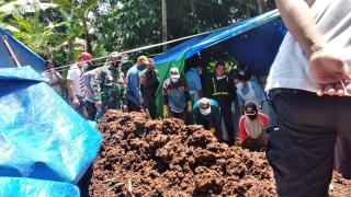 Polres Tanggamus dan Tim Forensik Lakukan Autopsi Korban Pembunuhan di Pekon Kerta