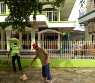 Jalin Kemitraan, Polsek Kedokanbunder Tingkatkan Kerja Bakti Dengan Bersihkan Mesjid