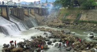 Sampah Rumah Tangga hingga Styrofoam Numpuk di Sungai Ciliwung