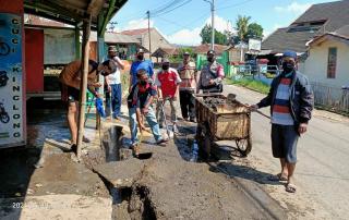 Antisipasi Genangan Air di Musim Penghujan, Binmas Desa Ciluncat Ajak Warga Bersihkan Drainase