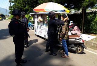 Edukasi New Normal, Personel Sat Brimob Polda Jabar Bagikan Masker Pada Pedagang Kelontong