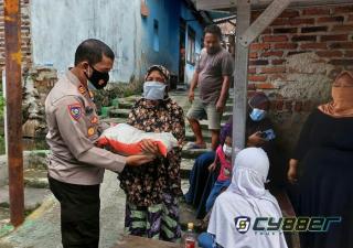 Peduli Dengan Warganya, Kasat Binmas Polres Cilegon Beri Bansos