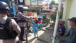 Peduli Kesehatan di Masa PPKM Darurat, Sat Brimob Polda Jabar Bagikan Masker Gratis
