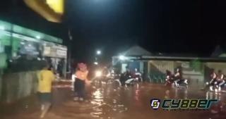 Warga Panik Saat Air Bah Mendadak Turun di Cibeuying, Cilacap