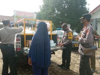 Selasa Ceria Belanja Cuma Cuma, Polres Majalengka Polda Jabar Bagikan Puluhan Paket Sembako dan Masker