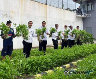 Panen Kangkung Warga Binaan, Lapas Klaten Dukung Akselerasi Ketahanan Pangan Nasional