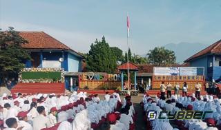 Hari Pertama Masuk Sekolah, Murid Baru Antusias Ikuti MPLS di Halaman Sekolah SMP Cigombong1 