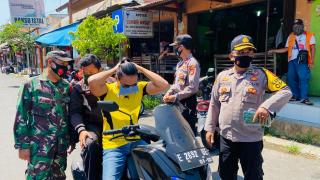 Upaya Pendisiplinan Protokol Kesehatan, Polres Majalengka Polda Jabar Bersama Tiga Pilar Kembali Berikan Himbauan dan Bagikan Masker Gratis