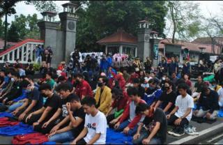 Dua Elemen Masyarakat "KOMBAS" Dan "SEMARAK" Tolak Omnibus Law Dan Sholat Di Depan Gedung DPRD Banyumas.