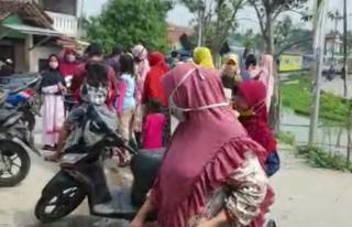 Pembagian Sembako di Kediaman Bupati Bekasi, Diduga Langgar Prokes, Jurnalis di Halang-Halangi Satpol PP