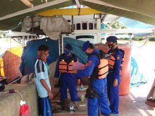 Sat Polair Polres Indramayu Berikan Arahan Pada Nelayan Saat Tiba  di Pelabuhan