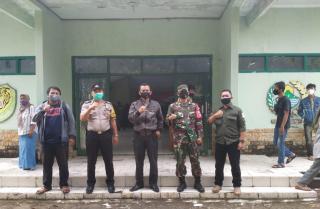 Bhabinkamtibmas Polres Subang Polda Jabar Kawal Pendistribusian BST di Kelurahan Dangdeur