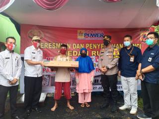 Kapolres Sukabumi Serahkan Kunci RTLH pada Warga Tidak Mampu