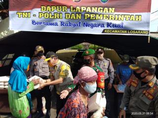 Kapolsek Losarang Pimpin Pembagian 500 Nasi Bungkus Pada Warga Kurang Mampu