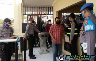 Polres Indramayu Rutin Chek Suhu Pada Personil dan Tamu Yang Datang