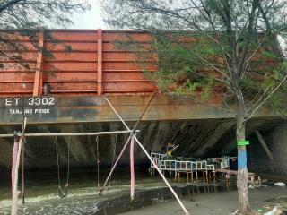 Sebuah Kapal Tongkang di Hempas Angin dan Gelombang Tinggi Hingga Menabrak