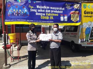 Bhabinkamtibmas Polsek Sukahaji Bagikan Masker Gratis