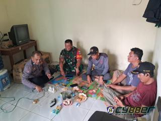 Sinergitas TNI–Polri Laksanakan Door to Door System, Sampaikan Pesan Kamtibmas kepada Warga Desa Binaan