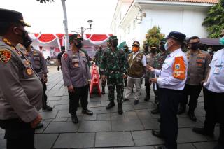 Gelar Vaksinasi Massal di Kota Tua, TNI-Polri Targetkan 2.000 Orang per Hari