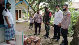 Personel Polres Majalengka Polda Jabar Didampingi Koramil dan Perangkat Desa Serahkan Sembako Pada Warga yang Isolasi Mandiri