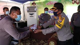 Bhayangkari Daerah Banten Bagikan Masker dan Vitamin Kepada Personel yang Bertugas di Pos Check Point