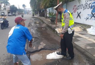 Sat Lantas Polres Cirebon Kota Polda Jabar Tambal Jalan Berlubang