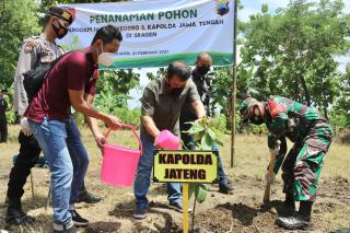 Dukung Ketahanan Pangan, Kapolda Jateng bersama Pangdam IV Diponegoro Tanam Pohon Buah