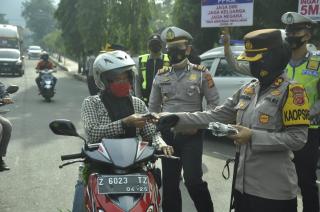 Kembali Turun Ke Jalan, Kapolres Banjar Hampiri Pengguna Jalan dan Membagikan Masker 