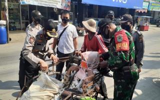 Ops Yustisi Tiga Pilar Kandanghaur Sekaligus Bagikan 500 Masker Pada Pengguna Jalan