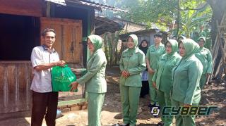 Haru, Mantan Buruh Bangunan Terima Bantuan Sembako dari Persit dalam Program TMMD ke-128 Kodim 0623/Cilegon