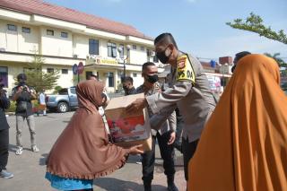 Kapolda Jabar Baksos, Bagikan Sembako Pada Warga Kurang Mampu di Sekitar Mapolresta Bandung