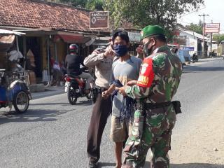 Bersama TNI Dan Pol PP, Polsek Anjatan Polres Indramayu Polda Jabar  Terus Berusaha Memutus Mata Rantai Penyebaran Covid-19 Dengan Bagikan Masker