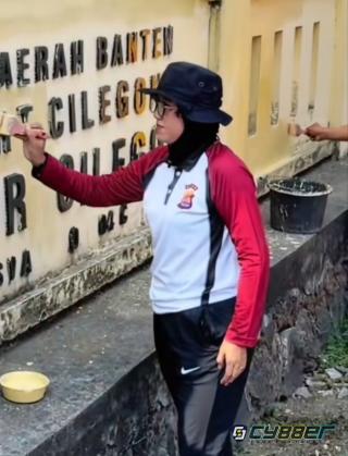 Kapolsek Cilegon AKP Heni Pancawati Pimpin Jumat Bersih, Cat Pagar Mako Demi Ciptakan Lingkungan Kerja yang Nyaman