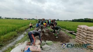 TNI dan Warga Gotong Royong Betonisasi Jalan Pertanian Desa Mlese