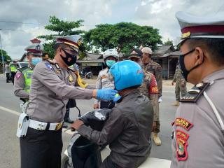 H-5, Satlantas Polres Mesuji Gelar Ops Zebra Bagikan Helem, Masker, Vit C serta Menempelkan Stiker