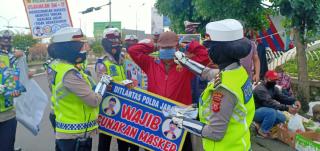 Dit Lantas Polda Jabar Bagikan Masker dan Sosialisasikan Ops  Zebra Lodaya 2020  Kepada Pengguna Jalan di Kota Bandung