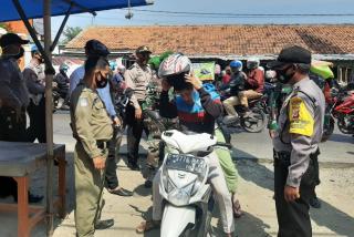 Tiga Pilar Lohbener, Bagikan 500 Masker di Tiga Titik Lokasi Keramaian