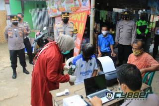 Disaat Lonjakan Kasus Covid-19 Varian Baru, Polisi Beri Sembako dan Vaksinasi Mobile