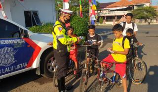 Dukung Gerakan 2,5 Juta Masker, Polres Indramayu Bagikan Masker Gratis Pada Pengguna Jalan