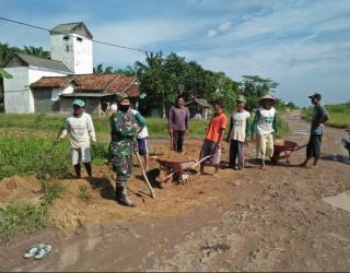 Serka Slamet Ajak Warga Binaanya Untuk Gotong Royong Timbun Jalan
