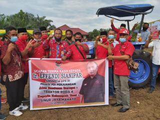 Perduli dengan Petani, Anggota Komisi IV DPRRI Effendi Sianipar Salurkan Alat Pertanian