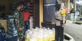 Pastikan Tepat Sasaran, Bhabinkamtibmas Bersama Babinsa Pantau Penyaluran BPNT di Desa Binaannya