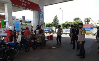 Dengan Humanis, Polsek Cikijing Polres Majalengka Polda Jabar Imbau Prokes di Lingkungan SPBU