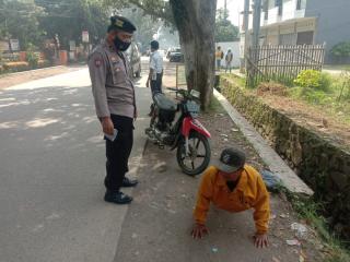 PPKM Mikro Lanjutan, Polsek Baleendah Polresta Bandung Bagikan Masker Gratis