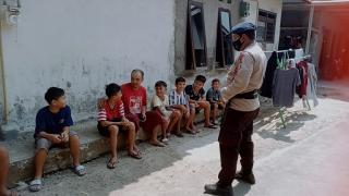 Sambangi Anak-Anak di Cirebon, Sat Brimob Polda Jabar Imbau Prokes
