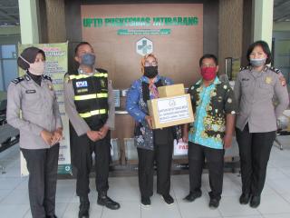 Giat Baksos, Bhayangkari Indramayu Bagikan APD Untuk 3 Puskesmas dan 2 Rumah Sakit 