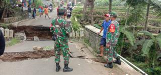 Kodim 0615 Kuningan Pantau Jembatan Penghubung Desa Ciherang - Jambar Amblas