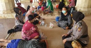 Trauma Healing Personel Polwan Polres Indramayu Polda Jabar di Pengungsian Kebakaran Kilang Minyak RU VI Balongan